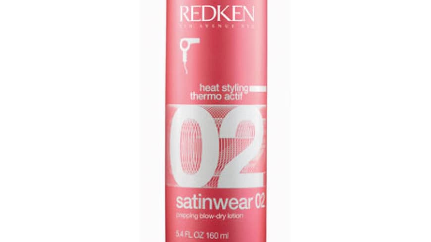 Um das Haar für den Lockenstab vorzubereiten und vor Hitze zu schützen, einfach etwas Hitze-Serum in die Haarpracht geben. Um das Haar für den Lockenstab vorzubereiten und vor Hitze zu schützen, einfach etwas Hitze-Serum in die Haarpracht geben.