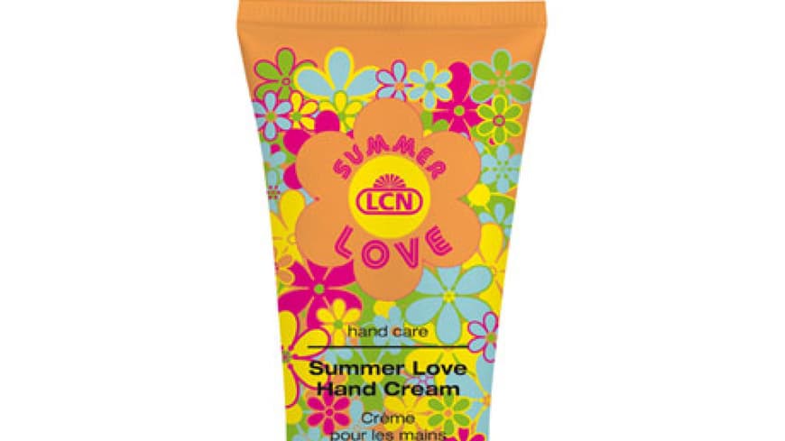 LCN versüßt uns den August mit einer Summer Love Edition im Flower-Power-Stil. Besonders diese tolle Handcreme im bunten Design hat es uns angetan. Sie duftet blumig-frisch und spendet dank Vitamin E viel Feuchtigkeit. âSummer Love Hand Cream LCN versüßt uns den August mit einer Summer Love Edition im Flower-Power-Stil. Besonders diese tolle Handcreme im bunten Design hat es uns angetan. Sie duftet blumig-frisch und spendet dank Vitamin E viel Feuchtigkeit. âSummer Love Hand Cream