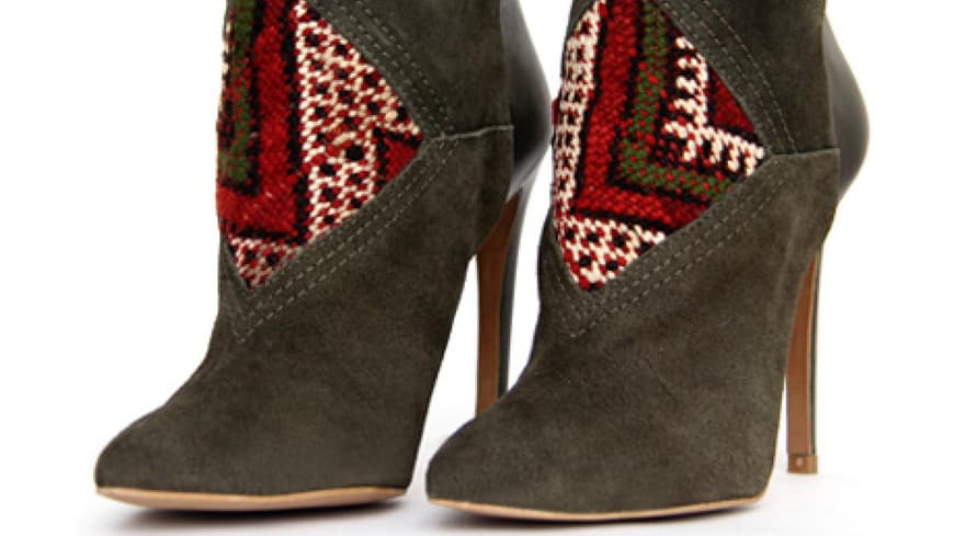 9. Oktober 2012: Die Velours-Stiefeletten mit Ethno-Strickeinsatz haben es uns angetan. Zur Denim-Röhre oder auch zum Boho-Kleid ideal. Boots von Howsty, ca. 230 Euro 9. Oktober 2012: Die Velours-Stiefeletten mit Ethno-Strickeinsatz haben es uns angetan. Zur Denim-Röhre oder auch zum Boho-Kleid ideal. Boots von Howsty, ca. 230 Euro