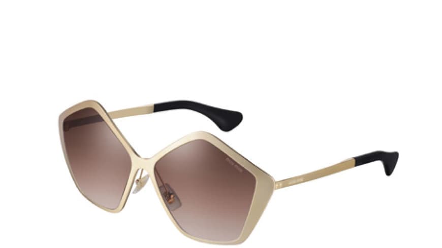 5. Oktober 2012: Die wollen alle haben! Ob Rihanna, Miranda Kerr, Naomi Watts oder Leighton Meester, die Promis sind verrückt nach der Pentagon-Sonnenbrille von Miu Miu. Egal ob in elegantem Schwarz oder in zartem Elfenbein, diese Shades müssen es sein. Miu Miu, ca. 260 Euro 5. Oktober 2012: Die wollen alle haben! Ob Rihanna, Miranda Kerr, Naomi Watts oder Leighton Meester, die Promis sind verrückt nach der Pentagon-Sonnenbrille von Miu Miu. Egal ob in elegantem Schwarz oder in zartem Elfenbein, diese Shades müssen es sein. Miu Miu, ca. 260 Euro