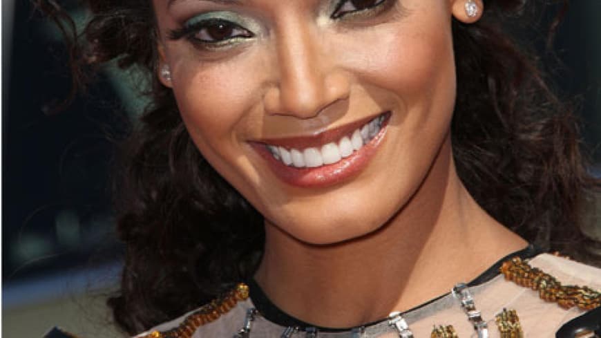 Zum dunklen Teint von Model Selita Ebanks passt der dunkelgrüne Lidschatten ganz hervorragend Zum dunklen Teint von Model Selita Ebanks passt der dunkelgrüne Lidschatten ganz hervorragend