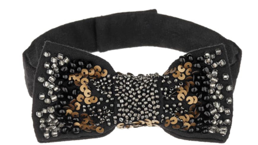 Ich flieg' auf Dich! Süßes Accessoire mit goldenen Pailletten und kleinen Perlen von Rich&Royal, ca. 50 Euro Ich flieg' auf Dich! Süßes Accessoire mit goldenen Pailletten und kleinen Perlen von Rich&Royal, ca. 50 Euro