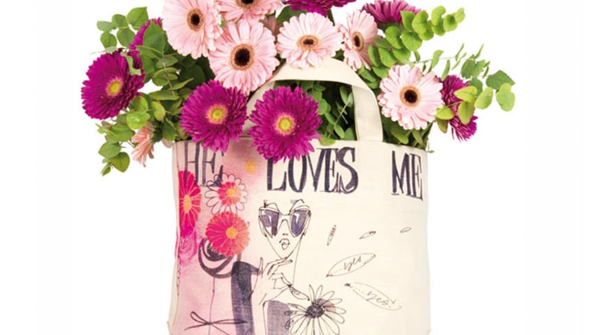 Sags durch die Blume:Gut verpackt in der schicken Canvas-Bag von Schumacher, ca. 90 Euro Sags durch die Blume:Gut verpackt in der schicken Canvas-Bag von Schumacher, ca. 90 Euro