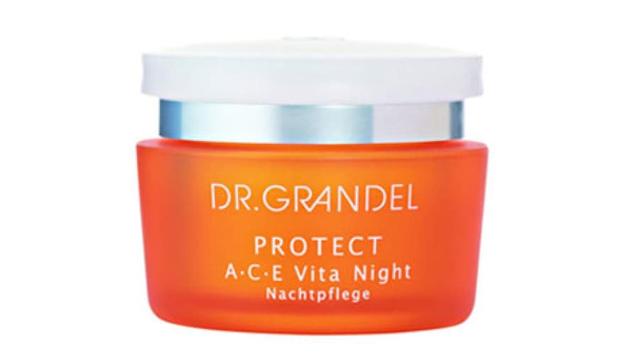 Diese Pflege hat Nachtschicht und versorgt die Haut mit allem was sie benötigt um am nächsten Tag widerstandsfähig in den Tag zu starten. Dr. Grandel ACE Vita Night, Tiegel 50 ml, ca. 42 Euro Diese Pflege hat Nachtschicht und versorgt die Haut mit allem was sie benötigt um am nächsten Tag widerstandsfähig in den Tag zu starten. Dr. Grandel ACE Vita Night, Tiegel 50 ml, ca. 42 Euro