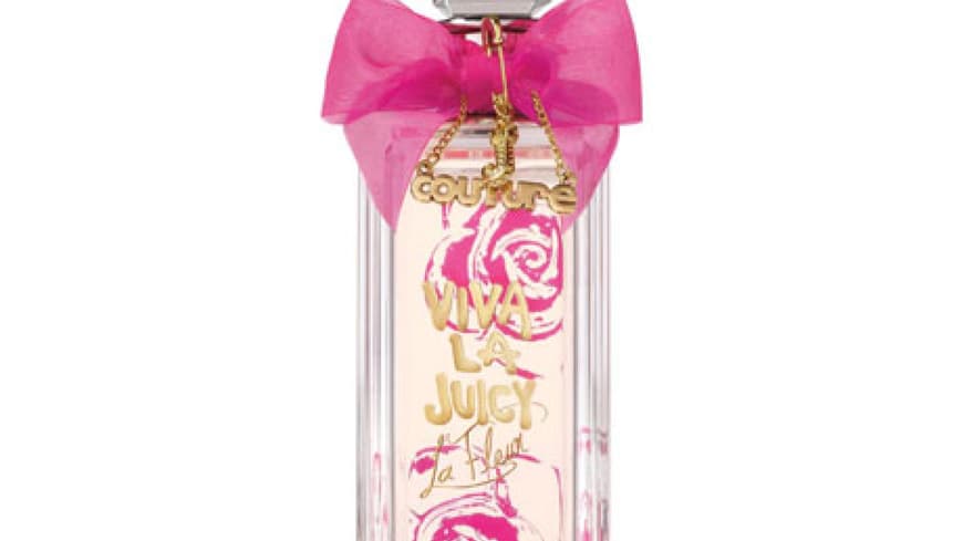 Juicy Couture begeistert uns mit einem neuen, jungen Duft, der lecker nach Wildbeeren, Mandarine und Seerose duftet. Juicy Couture begeistert uns mit einem neuen, jungen Duft, der lecker nach Wildbeeren, Mandarine und Seerose duftet.