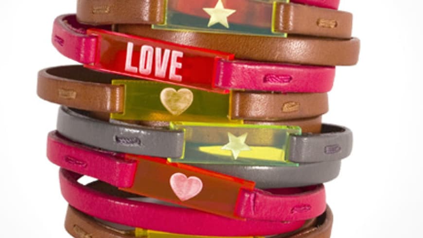 7. August 2012: Wie persönlich! Das Armband aus Leder und Plexiglas lässt sich nach den eigenen Vorstellungen individuell gestalten. Süße Idee zum verschenken! Von Fildpieces über dailyobsessions.com, ab ca. 40 Euro 7. August 2012: Wie persönlich! Das Armband aus Leder und Plexiglas lässt sich nach den eigenen Vorstellungen individuell gestalten. Süße Idee zum verschenken! Von Fildpieces über dailyobsessions.com, ab ca. 40 Euro
