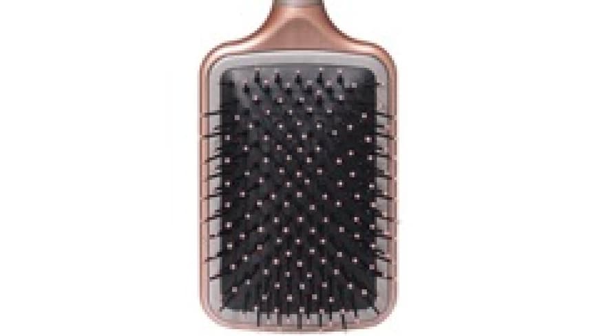 Haarbürsten müssen heute mehr als nur entwirren können. Die Paddelbürste von Remington ermöglicht schnelleres Trocknen durch den Keramik-Bürstenkopf und schützt die Haarbeschaffenheit. Haarbürsten müssen heute mehr als nur entwirren können. Die Paddelbürste von Remington ermöglicht schnelleres Trocknen durch den Keramik-Bürstenkopf und schützt die Haarbeschaffenheit.