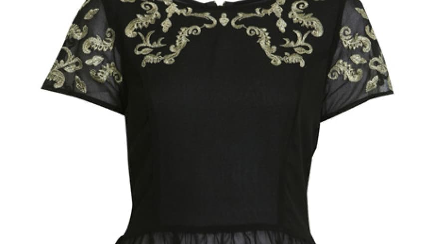 Shirt mit transparentem Schößchen und goldenen Ornamenten im Schulterbereich über missselfridge.com, ca. 50 Euro Shirt mit transparentem Schößchen und goldenen Ornamenten im Schulterbereich über missselfridge.com, ca. 50 Euro