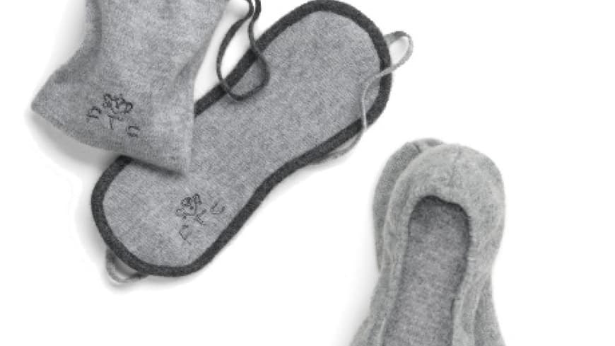 So kuschelig weich! Die Schlafbrille aus Kaschmir gibt es für ca. 80, die Kaschmir-Ballerinas für ca. 100 Euro. Beides von FTC Cashmere! So kuschelig weich! Die Schlafbrille aus Kaschmir gibt es für ca. 80, die Kaschmir-Ballerinas für ca. 100 Euro. Beides von FTC Cashmere!