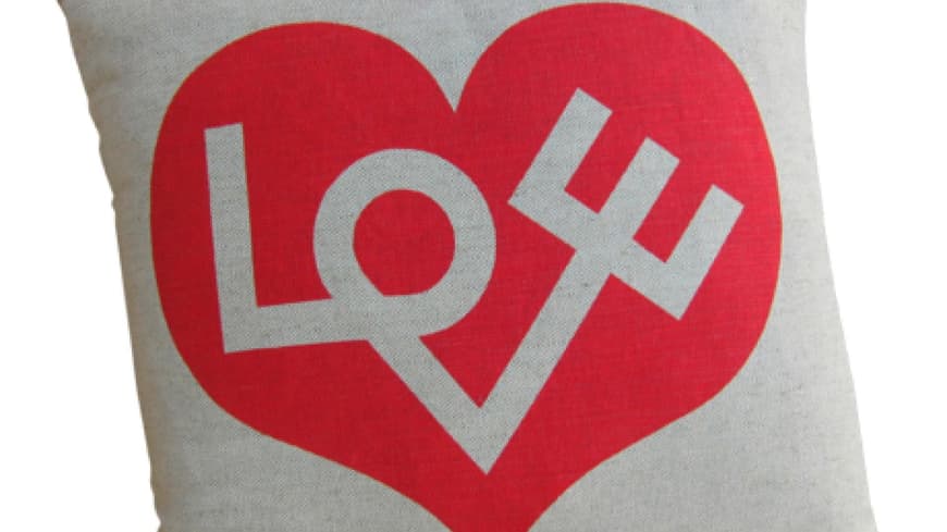Kissen mit Love-Print von Vitra über designikonen.de, ca. 115 Euro Kissen mit Love-Print von Vitra über designikonen.de, ca. 115 Euro