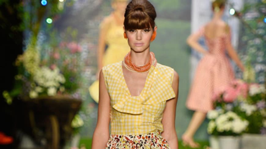 Die prächtigen Blüten, die Lena Hoscheck auf der Fashion Week in Berlin präsentiert, sehen so echt aus, dass einem der Duft der Blumen in der Nase kitzelt. Die prächtigen Blüten, die Lena Hoscheck auf der Fashion Week in Berlin präsentiert, sehen so echt aus, dass einem der Duft der Blumen in der Nase kitzelt.
