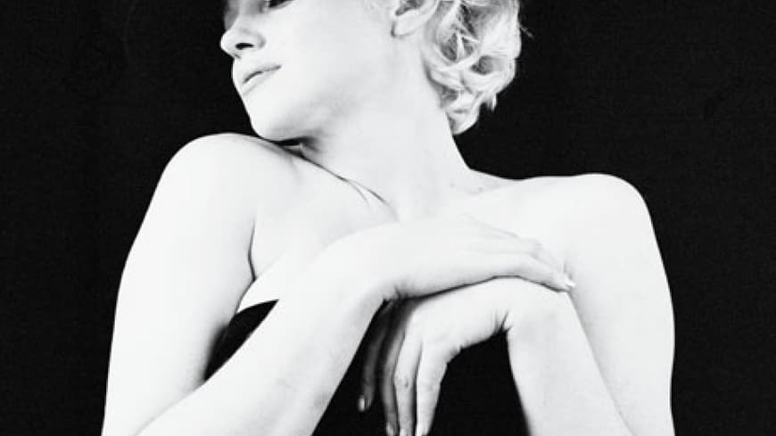 Marilyn Monroe steht für puren Glanz und Glamour. Mit der neuen, limitierten Kollektion von Mac Cosmetics kann man den Look der sinnlichen Blondine nun nachstylen. Die ab Oktober erhältliche Edition reicht von Lippenstift und falschen Wimpern über Eyeliner bis hin zu Nagellacken. Schnell zugreifen, bevor die hübschen Sammlerstücke vergriffen sind! Marilyn Monroe steht für puren Glanz und Glamour. Mit der neuen, limitierten Kollektion von Mac Cosmetics kann man den Look der sinnlichen Blondine nun nachstylen. Die ab Oktober erhältliche Edition reicht von Lippenstift und falschen Wimpern über Eyeliner bis hin zu Nagellacken. Schnell zugreifen, bevor die hübschen Sammlerstücke vergriffen sind!