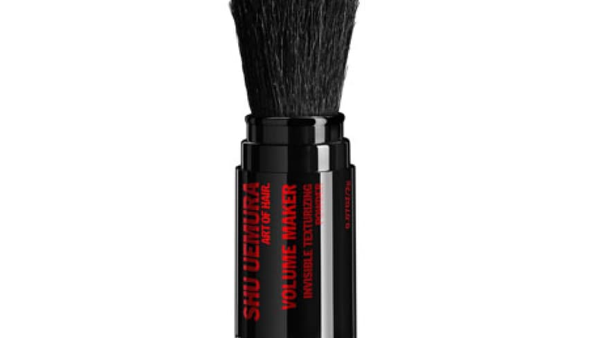 Um den Look zu komplettieren braucht man auch die tolle Welle von Frau Casta. Dafür das Haar zuerst mit einem Volumenpuder bearbeiten. So bekommt man mehr Volumen am Ansatz. Um den Look zu komplettieren braucht man auch die tolle Welle von Frau Casta. Dafür das Haar zuerst mit einem Volumenpuder bearbeiten. So bekommt man mehr Volumen am Ansatz.