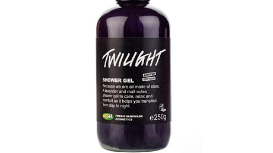 Passend zur anstehenden Premiere des dritten Teils der Twilight-Saga, kann man jetzt schon mit dem gleichnamigen Duschgel baden gehen: Vollgepackt mit ätherischen Aromen soll es ausgleichend und beruhigend wirken. Passend zur anstehenden Premiere des dritten Teils der Twilight-Saga, kann man jetzt schon mit dem gleichnamigen Duschgel baden gehen: Vollgepackt mit ätherischen Aromen soll es ausgleichend und beruhigend wirken.