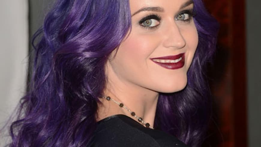 Wer so modemutig ist wie Katy Perry, kann sich schon mal an lila Haar und Bordeaux-Lippen trauen ... Wer so modemutig ist wie Katy Perry, kann sich schon mal an lila Haar und Bordeaux-Lippen trauen ...