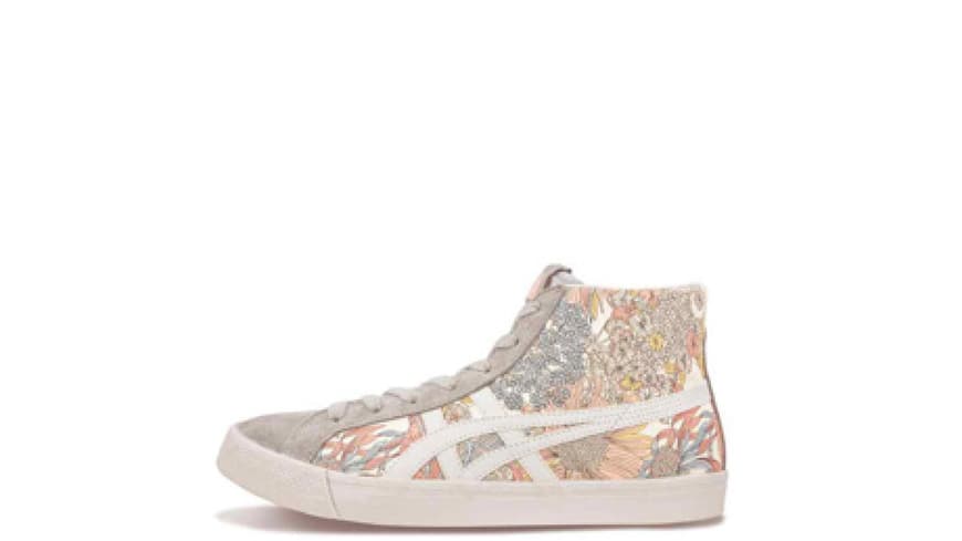 30. August 2012: Zarte Pastell-Blumen schmücken die ultra-schicken Sneakers von Onitsuka Tiger, ca. 100 Euro. Zu bestellen z.B. über frontlineshop.com. 30. August 2012: Zarte Pastell-Blumen schmücken die ultra-schicken Sneakers von Onitsuka Tiger, ca. 100 Euro. Zu bestellen z.B. über frontlineshop.com.