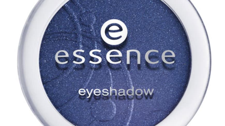 Um das auffällige Augen-Make-up zu kreieren, einen hochpigmentierten Lidschatten in tiefem Dunkelblau auswählen. Die Farbe großzügig auf das bewegliche Lid und den unteren Wimpernkranz setzen. Mit einem Pinsel die Farbe nach außen hin verwischen und die Übergänge gut verblenden. Um das auffällige Augen-Make-up zu kreieren, einen hochpigmentierten Lidschatten in tiefem Dunkelblau auswählen. Die Farbe großzügig auf das bewegliche Lid und den unteren Wimpernkranz setzen. Mit einem Pinsel die Farbe nach außen hin verwischen und die Übergänge gut verblenden.