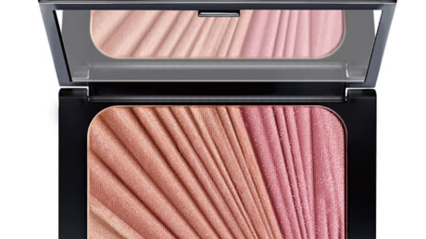 Rouge schenkt einen gesunden frischen Teint. Beim Zusammenmischen der drei Farben in der Artdeco Blusher Box erhält man ein farblich perfektes Finish. Rouge schenkt einen gesunden frischen Teint. Beim Zusammenmischen der drei Farben in der Artdeco Blusher Box erhält man ein farblich perfektes Finish.