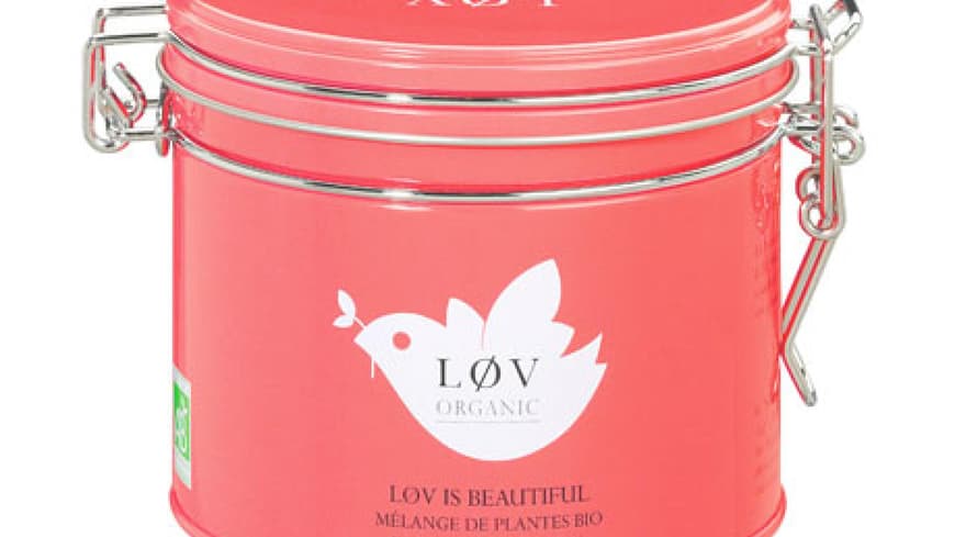Dieser Tee klingt so verführerisch mit seinem Aroma aus weißem und grünem Tee, Mango, Ananas und Aprikosen, dass wir es gar nicht erwarten können bis er im September in den Handel kommt! Dieser Tee klingt so verführerisch mit seinem Aroma aus weißem und grünem Tee, Mango, Ananas und Aprikosen, dass wir es gar nicht erwarten können bis er im September in den Handel kommt!