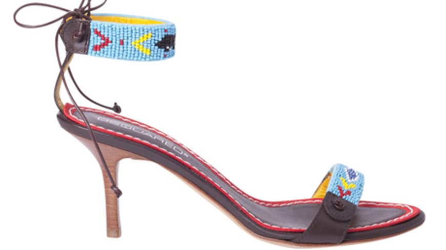 09. Juli 2012: Fesselriemchen-Sandalen im angesagten Ethno-Look mit aufwändiger Perlen-Applikation und Holzabsatz von Dsquared über ebay.de/outlet, ca. 170 Euro 09. Juli 2012: Fesselriemchen-Sandalen im angesagten Ethno-Look mit aufwändiger Perlen-Applikation und Holzabsatz von Dsquared über ebay.de/outlet, ca. 170 Euro