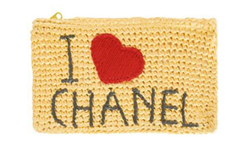 6. Oktober 2012: We Love Chanel! Und damit es auch jeder weiß, steht ganz groß auf der Mua Mua Dolls´ Clutch aus Bast. Zu bestellen über verypoolish.com, ca. 40 Euro 6. Oktober 2012: We Love Chanel! Und damit es auch jeder weiß, steht ganz groß auf der Mua Mua Dolls´ Clutch aus Bast. Zu bestellen über verypoolish.com, ca. 40 Euro