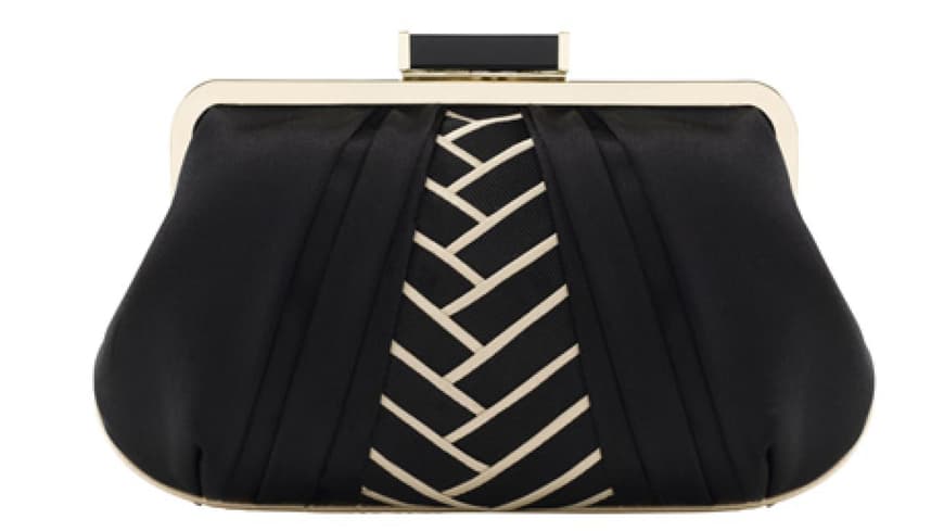Schwarze Satin-Clutch mit goldenem Fischgrät-Muster von Monsoon, ca. 45 Euro Schwarze Satin-Clutch mit goldenem Fischgrät-Muster von Monsoon, ca. 45 Euro