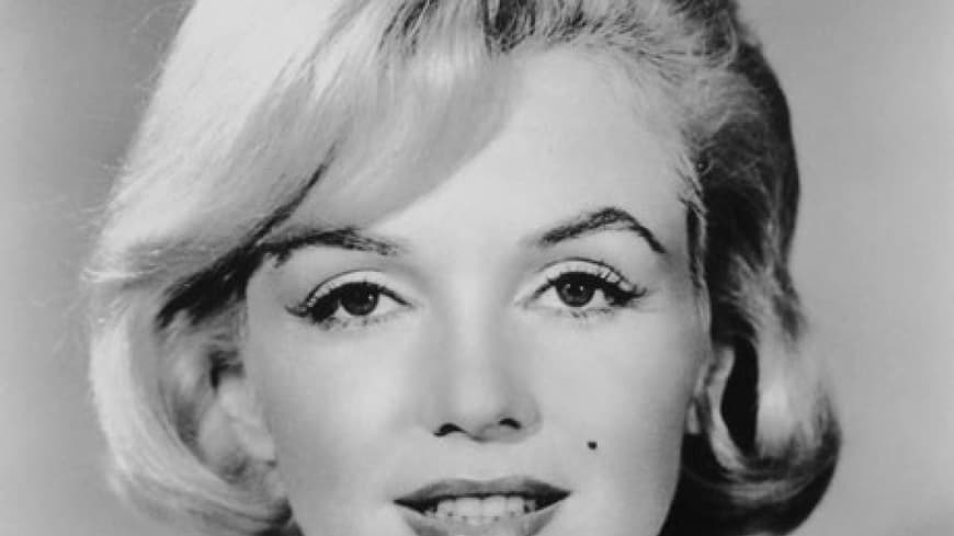 Die schöne Marilyn ist bis heute das Sinnbild der 50er Jahre. Ihre unverkennbaren Markenzeichen sind die platinblonden Haare und ihr Schönheitsfleck über der Oberlippe. Die schöne Marilyn ist bis heute das Sinnbild der 50er Jahre. Ihre unverkennbaren Markenzeichen sind die platinblonden Haare und ihr Schönheitsfleck über der Oberlippe.
