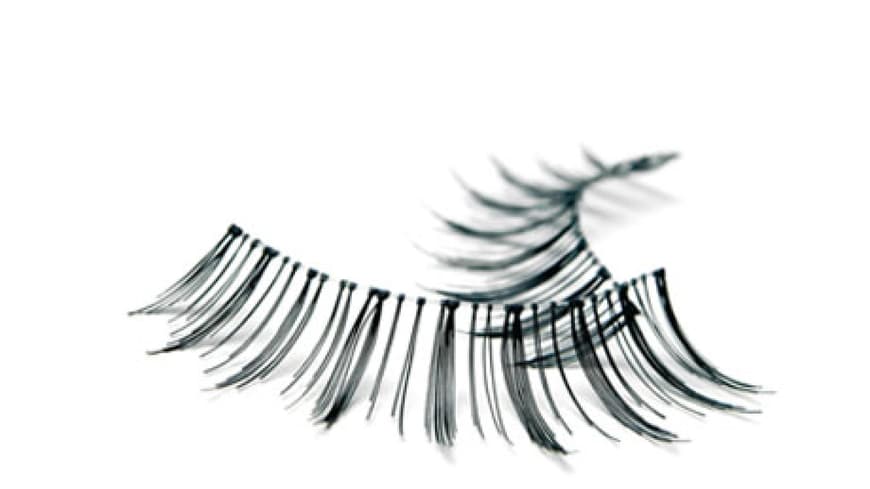 Nicole trägt Fake Lashes. Etwas Kleber auf den Wimpernrand auftragen, kurz antrocknen lassen und dann mit einer Pinzette vorsichtig am eigenen Wimpernkranz anbringen. Mit einem Wattestäbchen festdrücken und trocknen lassen. Nicole trägt Fake Lashes. Etwas Kleber auf den Wimpernrand auftragen, kurz antrocknen lassen und dann mit einer Pinzette vorsichtig am eigenen Wimpernkranz anbringen. Mit einem Wattestäbchen festdrücken und trocknen lassen.