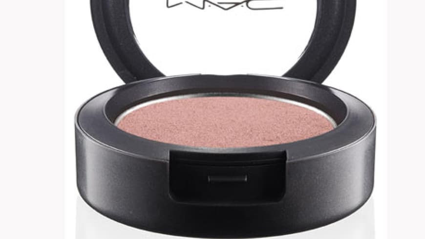 Juliannes Augen Make-up ist sehr dezent.´ Ein zarter Rosé-Ton wird auf das beweglichen Lid gesetzt. Juliannes Augen Make-up ist sehr dezent.´ Ein zarter Rosé-Ton wird auf das beweglichen Lid gesetzt.
