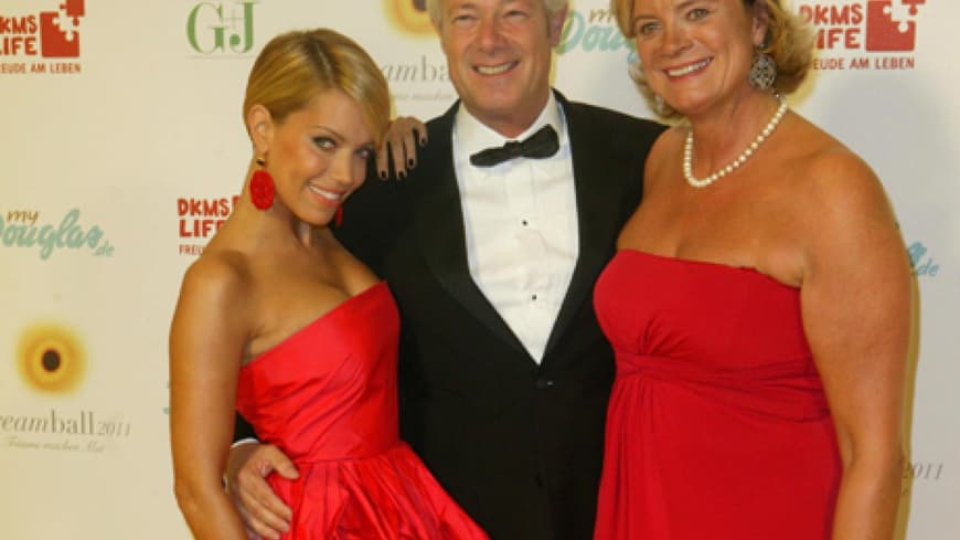 Sylvie van der Vaart mit Claudia Rutt, Stiftungsvorstand DKMS Stiftung Leben und Reiner Unkel, Bereichsvorstand von Douglas Sylvie van der Vaart mit Claudia Rutt, Stiftungsvorstand DKMS Stiftung Leben und Reiner Unkel, Bereichsvorstand von Douglas