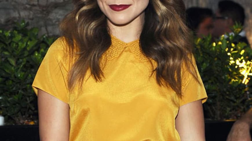 TREND No. 3: ROTWEIN-LIPPEN Toller Kontrast! Sophia Bush kombiniert die dunklen Lippen zum gelben Top TREND No. 3: ROTWEIN-LIPPEN Toller Kontrast! Sophia Bush kombiniert die dunklen Lippen zum gelben Top