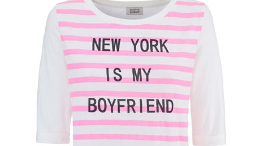 Für (glückliche!) Singles mit Fernweh: Statement-Shirt von Steffen Schraut Für (glückliche!) Singles mit Fernweh: Statement-Shirt von Steffen Schraut