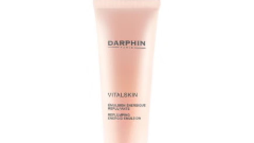 Der Powerriegel für den Teint: Ein Pflanzen-Komplex hat die Aufgabe die hauteigene Energieproduktion anzuregen und ihre Widerstandskraft zu stärken. Vitalskin Émulsion Énergique Répulpante von Darphin, 50ml ca, 42 Euro, in Apotheken erhältlich Der Powerriegel für den Teint: Ein Pflanzen-Komplex hat die Aufgabe die hauteigene Energieproduktion anzuregen und ihre Widerstandskraft zu stärken. Vitalskin Émulsion Énergique Répulpante von Darphin, 50ml ca, 42 Euro, in Apotheken erhältlich