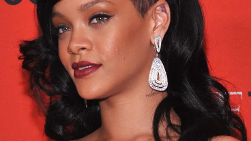 Enfant Terrible der Popszene Rihanna fällt gerne auf. Mit dieser Lippenfarbe trifft sie mal wieder voll ins Schwarze. Enfant Terrible der Popszene Rihanna fällt gerne auf. Mit dieser Lippenfarbe trifft sie mal wieder voll ins Schwarze.