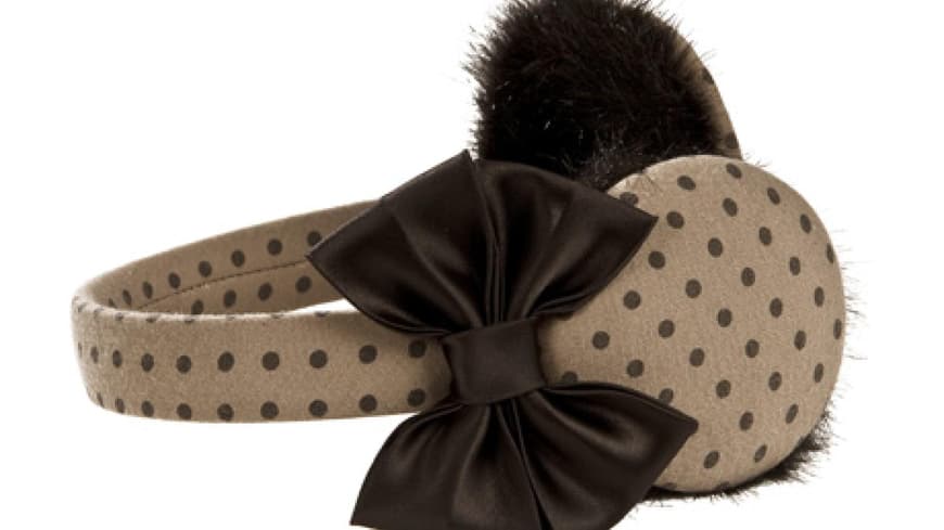28. September 2012: Ein Satz heiße Ohren gefällig? Gegen den eisigen Winterwind schützen die niedlichen Ohrenwärmer mit Schleife und Polka-Dot-Dessin von McBurn über bedacht-online.de, ca. 40 Euro 28. September 2012: Ein Satz heiße Ohren gefällig? Gegen den eisigen Winterwind schützen die niedlichen Ohrenwärmer mit Schleife und Polka-Dot-Dessin von McBurn über bedacht-online.de, ca. 40 Euro