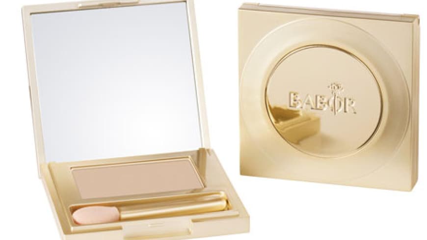 Damit das Augen-Make-up auch garantiert hält und nichts verwischt, empfiehlt es sich eine Eye Shadow Base zu verwenden. So setzt sich keine Farbe in der Lidfalte ab und das Make-up hält verlässlich den ganzen Abend lang. Damit das Augen-Make-up auch garantiert hält und nichts verwischt, empfiehlt es sich eine Eye Shadow Base zu verwenden. So setzt sich keine Farbe in der Lidfalte ab und das Make-up hält verlässlich den ganzen Abend lang.