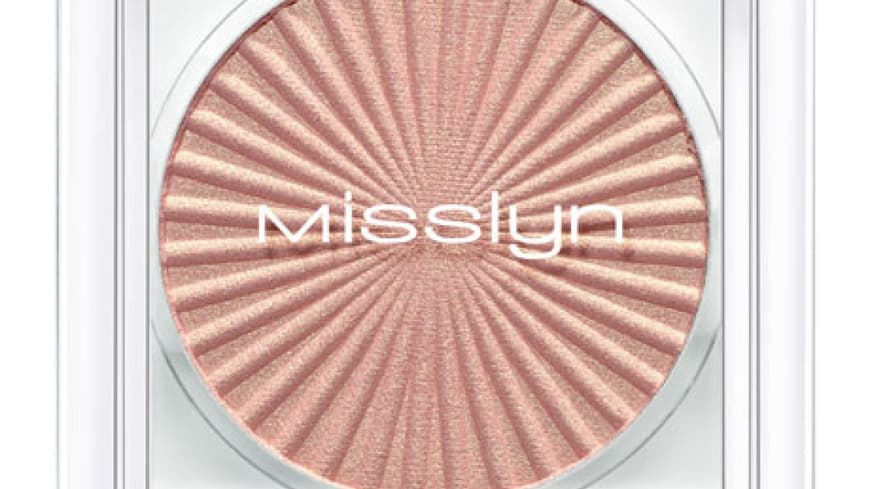 Kylies zarter Nude-Eyeshadow passt perfekt zur Rouge- und Lipglossfarbe. Kylies zarter Nude-Eyeshadow passt perfekt zur Rouge- und Lipglossfarbe.