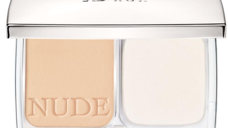Junge Haut ist meist etwas ölig. Deshalb ein Kompakt-Make-up verwenden, das den Teint leicht mattiert. Junge Haut ist meist etwas ölig. Deshalb ein Kompakt-Make-up verwenden, das den Teint leicht mattiert.