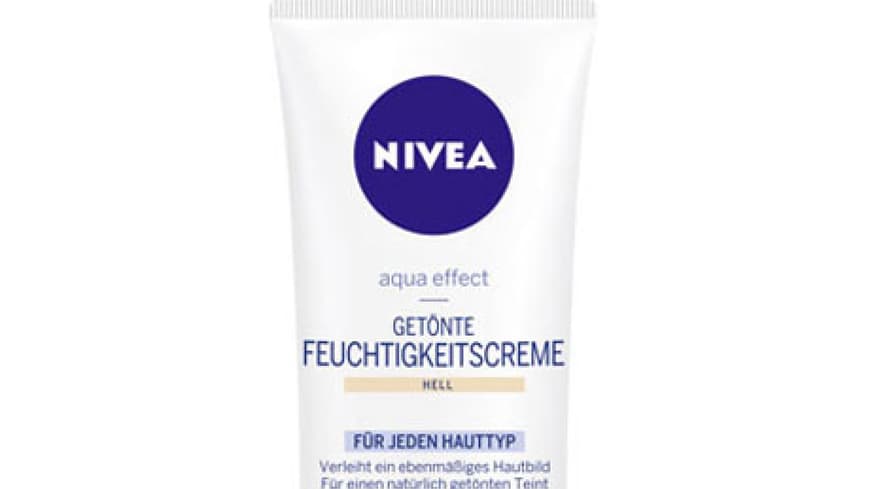 Wer einen ebenmäßigen Teint und viel Feuchtigkeit für die Haut haben möchte greift am besten zur getönten Tagespflege, die perfekt mit der Haut verschmilzt. Wer einen ebenmäßigen Teint und viel Feuchtigkeit für die Haut haben möchte greift am besten zur getönten Tagespflege, die perfekt mit der Haut verschmilzt.