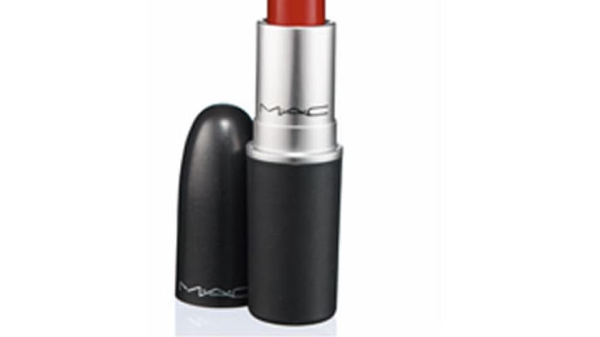 Wer will den perfekten Kussmund á la Marilyn? Mit dem Lippenstift von MAC versetzt man sich zurück in die Fünfziger Jahre. Der stark deckende Lippenstift ist feuchtigkeitsspendend und hält und hält und hält.... âRussian Red Wer will den perfekten Kussmund á la Marilyn? Mit dem Lippenstift von MAC versetzt man sich zurück in die Fünfziger Jahre. Der stark deckende Lippenstift ist feuchtigkeitsspendend und hält und hält und hält.... âRussian Red