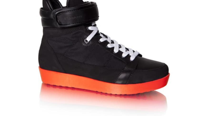 14. Oktober 2012: Auf leisen Sohlen gehen? Das ist definitiv nicht das Motto der tollen Sneaker mit Neon-Sohle. Da sind neidische Blicke vorprogrammiert! Sneaker von Vagabond, ca. 100 Euro 14. Oktober 2012: Auf leisen Sohlen gehen? Das ist definitiv nicht das Motto der tollen Sneaker mit Neon-Sohle. Da sind neidische Blicke vorprogrammiert! Sneaker von Vagabond, ca. 100 Euro