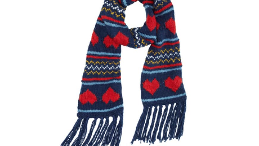 28. Oktober 2012: Brrrrrr, es ist schon so kalt draußen! Es wird also Zeit sich den alten Strickschal umzubinden-oder sind sie bereit für einen neuen Halsschmeichler?! Wir finden jaaa! Der süße Strickschal mit Herz-Motiven ist genau das richtige für die eisige Jahreszeit, Schal von Review, ca. 25 Euro 28. Oktober 2012: Brrrrrr, es ist schon so kalt draußen! Es wird also Zeit sich den alten Strickschal umzubinden-oder sind sie bereit für einen neuen Halsschmeichler?! Wir finden jaaa! Der süße Strickschal mit Herz-Motiven ist genau das richtige für die eisige Jahreszeit, Schal von Review, ca. 25 Euro