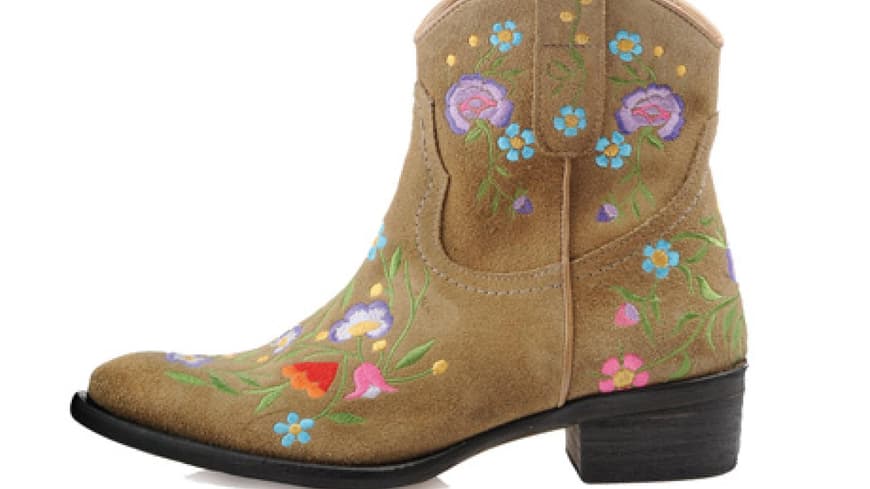 26. Juni 2012: Biker-Babe meets Flower-Girl! Leder-Boots mit Blüten-Stickerei von Buffalo, ca. 170 Euro 26. Juni 2012: Biker-Babe meets Flower-Girl! Leder-Boots mit Blüten-Stickerei von Buffalo, ca. 170 Euro