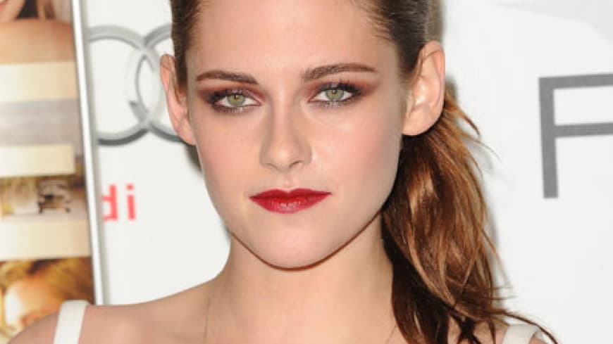 Mit auffälligem Make-up, Balenciaga-Outfit und Louboutin Schuhen war Kristen Stewart auf der Filmpremiere ihres neuen Films Mit auffälligem Make-up, Balenciaga-Outfit und Louboutin Schuhen war Kristen Stewart auf der Filmpremiere ihres neuen Films