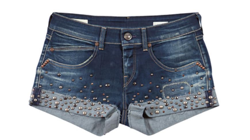 22. September 2012: Wer Jeans mag, wird diese Shorts lieben. Die Nieten-besetzte Denim-Shorts ist von We are Replay und ist für ca. 260 Euro erhältlich 22. September 2012: Wer Jeans mag, wird diese Shorts lieben. Die Nieten-besetzte Denim-Shorts ist von We are Replay und ist für ca. 260 Euro erhältlich