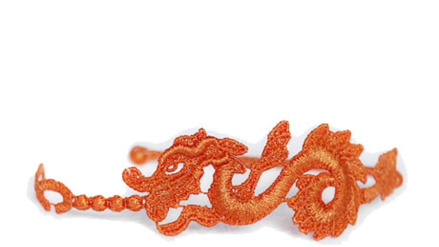16. August 2012: Soll Glück bringen: Geknüpftes Armband mit chinesischem Drachen von Cruciani, ca. 15 Euro 16. August 2012: Soll Glück bringen: Geknüpftes Armband mit chinesischem Drachen von Cruciani, ca. 15 Euro