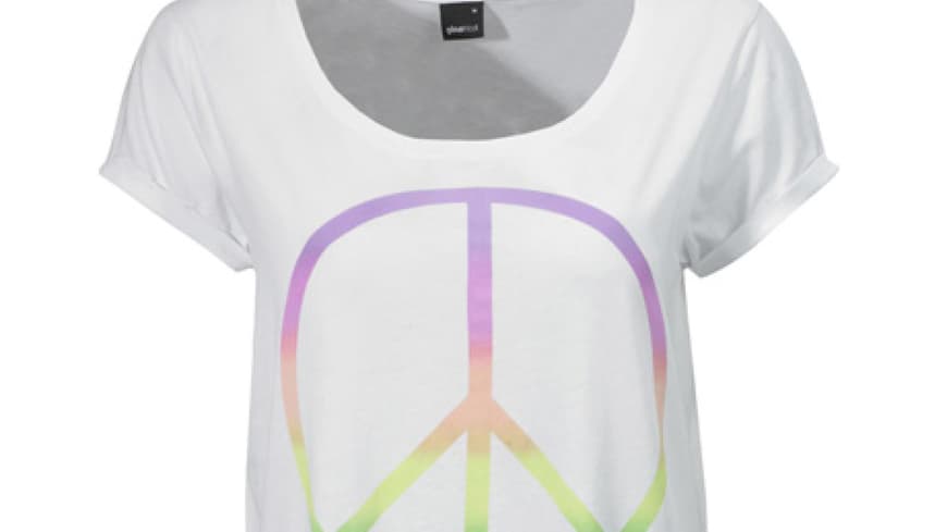 15. Juli 2012: Der Festival-Sommer kann beginnen! T-Shirt mit Peace-Zeichen und Fransen von Gina Tricot, ca. 15 Euro 15. Juli 2012: Der Festival-Sommer kann beginnen! T-Shirt mit Peace-Zeichen und Fransen von Gina Tricot, ca. 15 Euro