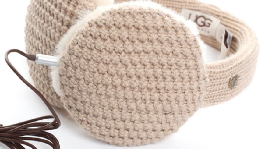 Diese hübsche Kleinigkeit würden wir am liebsten selber behalten: Ohrenwärmer mit iPhone-Anschluss von UGG über timandstella.com, ca. 100 Euro Diese hübsche Kleinigkeit würden wir am liebsten selber behalten: Ohrenwärmer mit iPhone-Anschluss von UGG über timandstella.com, ca. 100 Euro