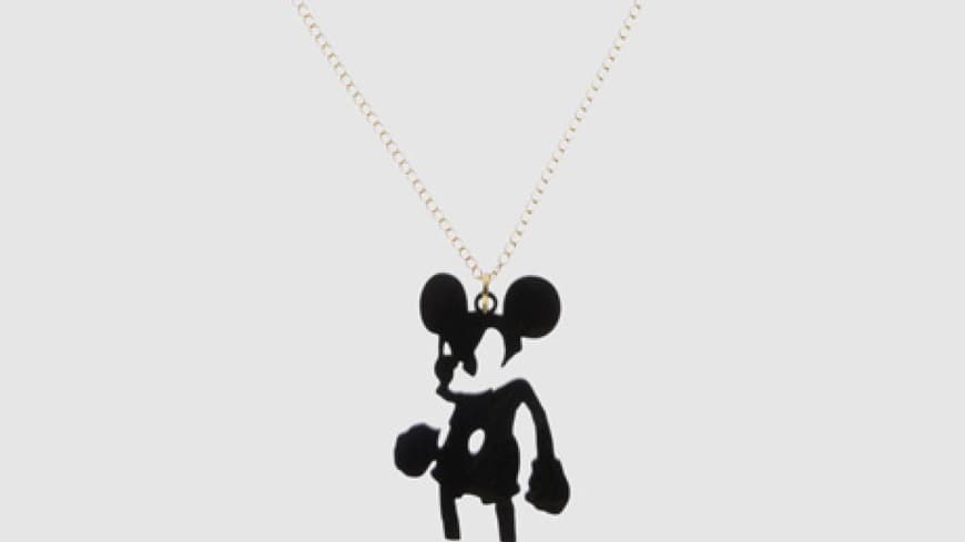 11. September 2012: Ring frei für Mickey! Der kleine Disney-Star kommt an ihrem Hals groß raus. Kette über yoox.com, ca. 70 Euro 11. September 2012: Ring frei für Mickey! Der kleine Disney-Star kommt an ihrem Hals groß raus. Kette über yoox.com, ca. 70 Euro