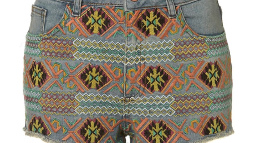 01. Juli 2012: Heiß, heißer, Hot Pants! Stylishe Denim-Shorts mit Ethno-Stickerei über topshop.com, ca. 40 Euro 01. Juli 2012: Heiß, heißer, Hot Pants! Stylishe Denim-Shorts mit Ethno-Stickerei über topshop.com, ca. 40 Euro